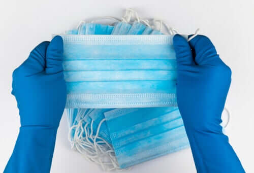 Kirurgiset hengityssuojaimet lienevät kaikkein klassisimpia hengityssuojaimen tyyppejä, mutta koska niiden suoja on ennen kaikkea fyysinen, eivät ne kykene suojaamaan käyttäjäänsä koronavirustartunnalta