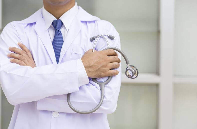 Lääkäri ja stetoskooppi.