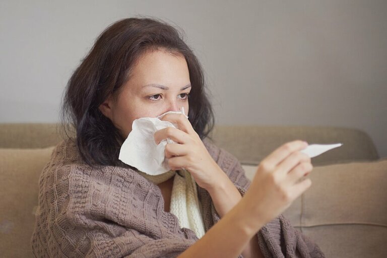 Miten erotan koronavirustartunnan allergiasta?