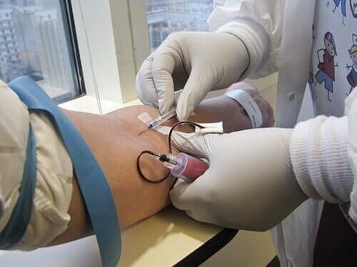 Jotkut hoidot koronavirukseen ovat käytettävissä vain suonensisäisesti