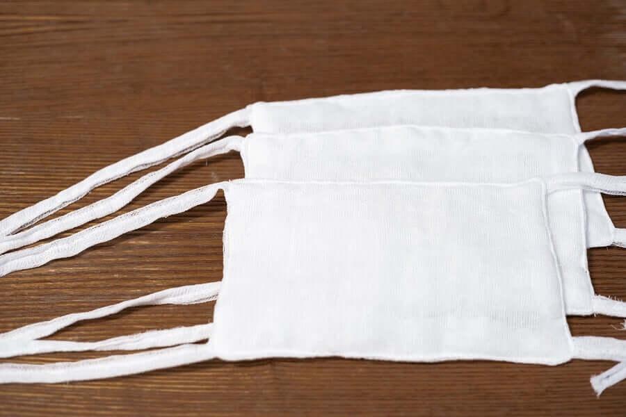 Valkoinen kasvomaski.