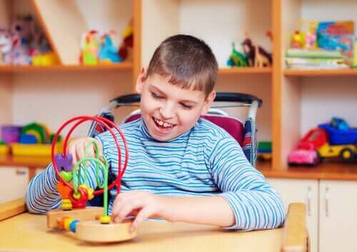 Autismista kärsivien lasten auttaminen leikkien avulla.
