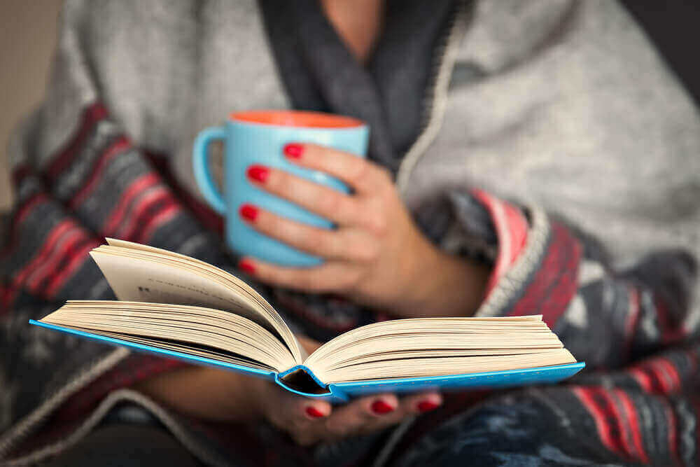 Voit huolehtia mielenterveydestä karanteenin aikana lukemalla hyvää kirjaa.