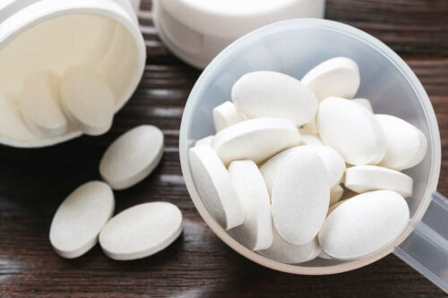 Kalsiumkarbonaattia on saatavilla sekä pureskeltavina tabletteina että makeutettuina pastilleina, ja yksi annos vastaa yleensä noin 200 milligrammaa kalsiumia