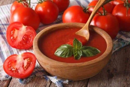 Tomaattisosekeitosta saa paljon tomaattien C-vitamiinia