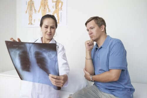 Keuhkopussintulehdus: oireet, syyt ja hoito