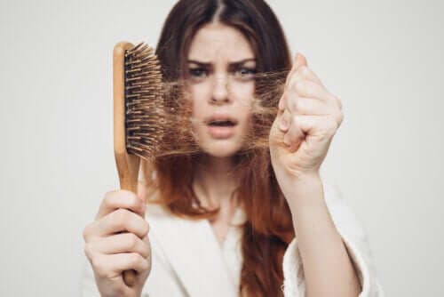 Kausittainen hiustenlähtö: miksi se tapahtuu syksyisin?