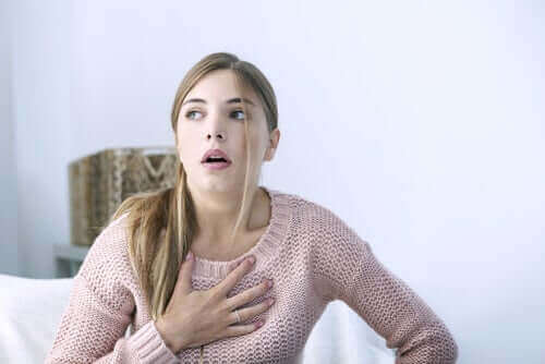 Keuhkopussintulehdus aiheuttaa kipua rinnassa.