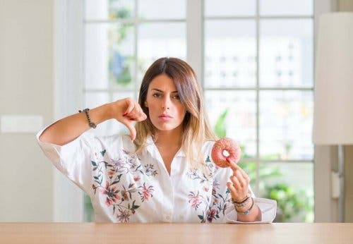 Sorbitoli-intoleranssista kärsivä nainen ei halua syödä donitsia.