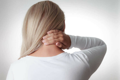 Aivokalvontulehduksen klassinen kolmikko koostuu kuumeesta, päänsärkystä ja jäykästä niskasta