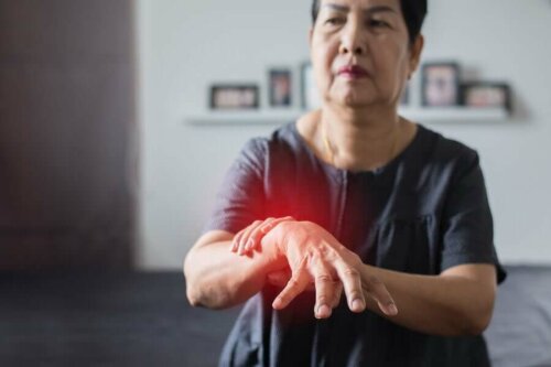 Tutkimusten mukaan kofeiini stimuloi dopamiinin vapautumista vähentäen tätä kautta kehon motoristen toimintojen heikentymistä