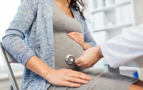 Suuret raskauden aikana annetut kofeiiniannokset on liitetty sekä raskauden aikaisiin komplikaatioihin että vauvan kehityshäiriöihin