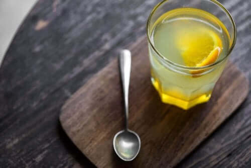 Sitruunavesi auttaa hoitamaan ruoansulatusjärjestelmän terveyttä