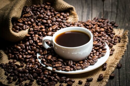 Kahvin sisältämän kofeiinin säännöllinen kuluttaminen on liitetty tehokkaampaan rasvakudoksen vähenemiseen