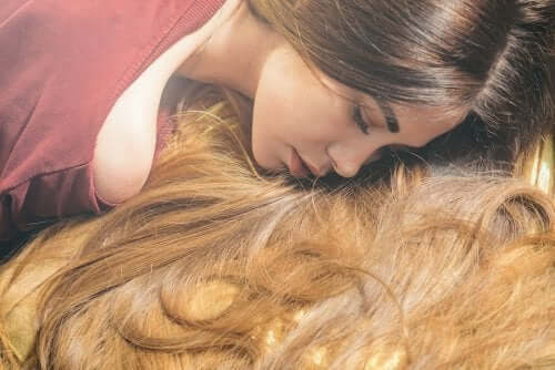 6 luonnollista öljyä, jotka edistävät hiusten kasvua