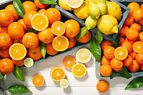 Joitakin C-vitamiinia sisältäviä elintarvikkeita ovat muun muassa sitrushedelmät, kiivi ja paprika