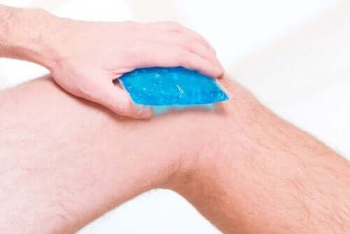 Ampiaisen pisto hellittää kylmägeelillä.