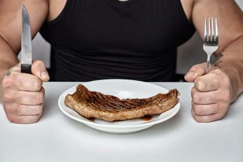 Vaihdevuosien aikana kannattaa alkaa syömään hieman vähemmän hiilihydraatteja kuin ennen, ja enemmän proteiinia kuten lihaa.