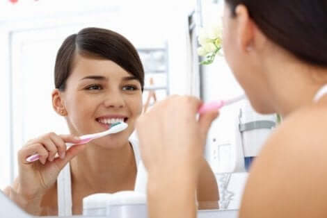 Hampaiden harjaus ehkäisee bakteerien aiheuttamaa reikiintymistä