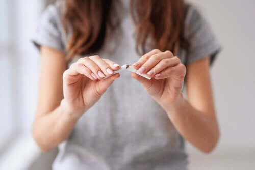 Polttamisen lopettaminen on yksi tapa, kuinka tupakoijat voivat ehkäistä syöpää