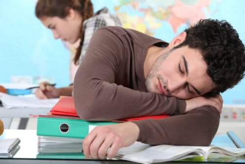 Narkolepsiaa sairastavalla ihmisellä esiintyy päivän aikana liiallista uneliaisuutta, jolloin valppaus ja keskittyminen vähenevät