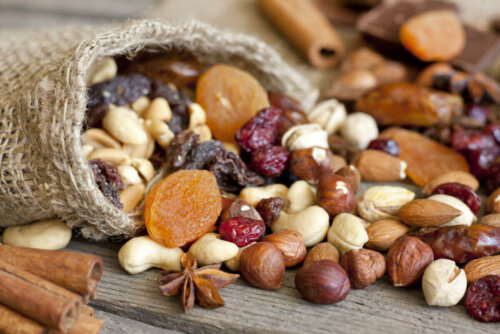 Pähkinät ja mantelit tarjoavat runsaasti mineraaleja, kuitua, terveellisiä rasvoja, proteiineja ja muita kasviperäisiä aineita