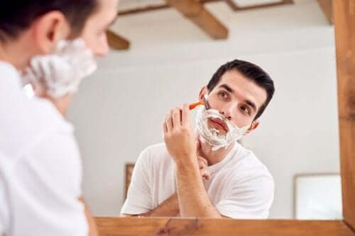 Miesten ja naisten ihon väliset erot: miehillä on kasvoissa karvoitusta.