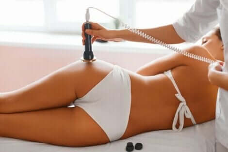 Kryolipolyysi on toimenpide, jolla voidaan poistaa rasvaa paikallisesti kehosta