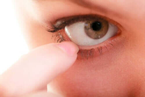 Tutkimuksissa on selvinnyt, kuinka silmä puhdistaa itsensä