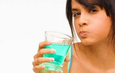 Klooriheksidiinia on suuvesissä