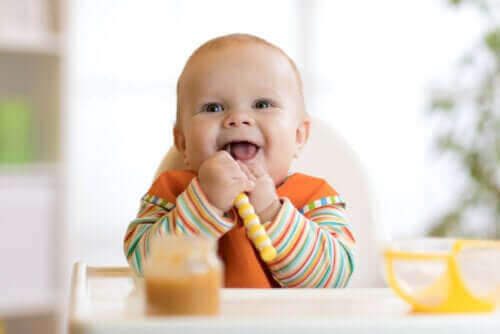 Vauvan vieroitus rintamaidosta: kuinka aloittaa kiinteän ruoan antaminen