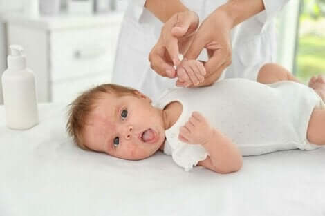 Vastasyntyneen vauvan ihoa on tärkeää osata hoitaa oikein