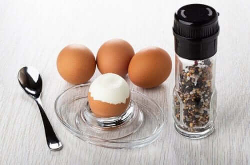 Terveellinen aamupala sisältää jotain hyvää proteiinia, ja kananmuna on yksi loistava vaihtoehto.