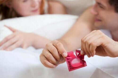 Ehkäisymenetelmien käyttö: kondomia tarvitaan sukupuolitautien ehkäisemiseksi.