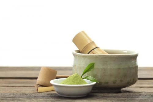 Matcha-tee on vihreää, jauheen muodossa olevaa teetä, jonka valmistamiseen myydään erityisiä välineitä.