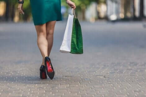 Shoppailuaddiktio saa henkilön ostelemaan paljon turhaa tavaraa