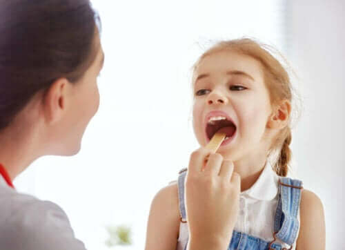 Mononukleoosi voi aiheuttaa lapsilla esimerkiksi kurkkukipua