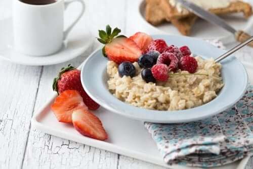 Terveellinen aamupala sisältää hedelmiä ja marjoja, ja se voi sisältää myös esimerkiksi annoksen kaurapuuroa.