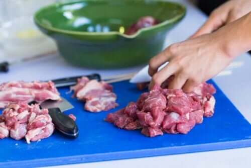 Ristikontaminaation välttäminen onnistuu pitämällä raaka liha erillään kypsennetyistä tuotteista