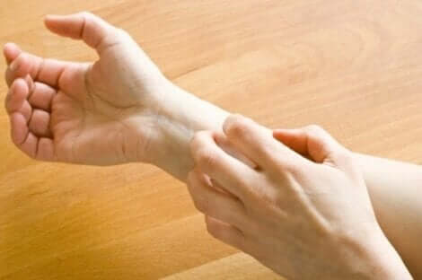 Yksi multippeliskleroosin mahdollisista oireista on kihelmöinti iholla