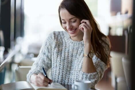 Serotoniini, dopamiini, oksitosiini ja endorfiinit ovat neljä onnellisuushormonia, jotka tekevät hyvän olon