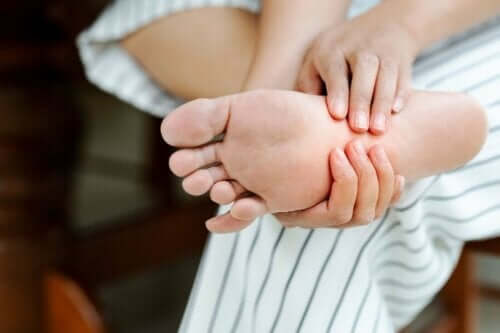 Plantaarifaskiitti aiheuttaa kipua jalassa