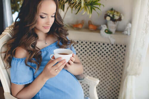 Kannattaako teetä juoda raskausaikana?