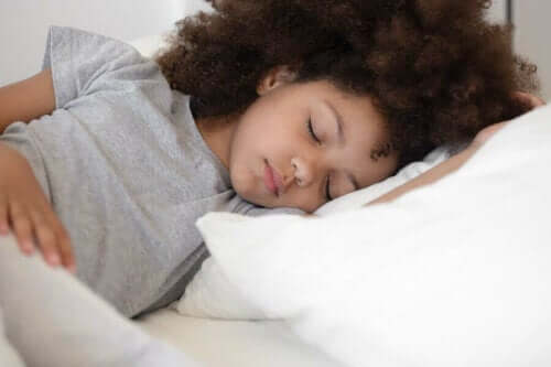 Migreeneitä poteva lapsi tarvitsee riittävästi unta