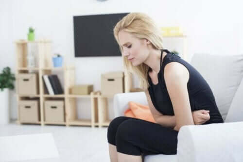 Närästys johtuu mahahappojen ylösnoususta kohti ruokatorvea