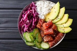 Näin valmistuu poke, hyvin suosittu ruokalaji