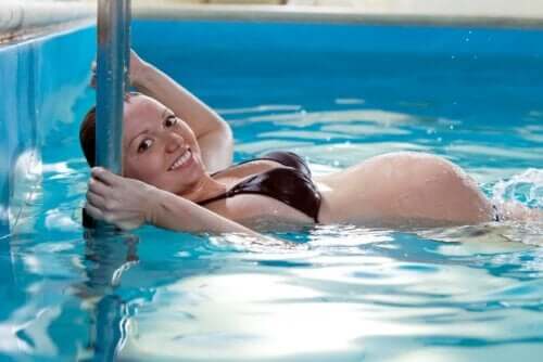 Parhaat liikuntamuodot raskaana oleville naisille ovat erilaiset matalatehoiset lajit, kuten uinti