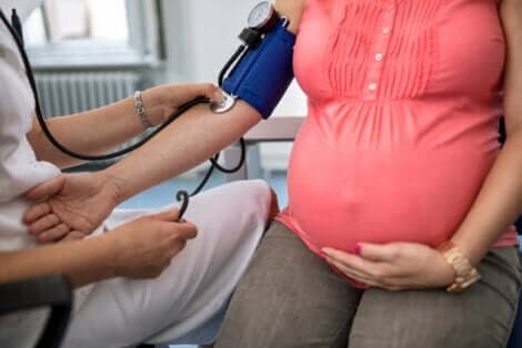 Lihavuus raskausaikana voi nostaa verenpainetta