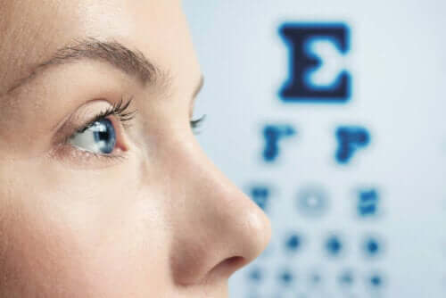 Verkkokalvorappeuma tarkistetaan silmälääkärin vastaanotolla.