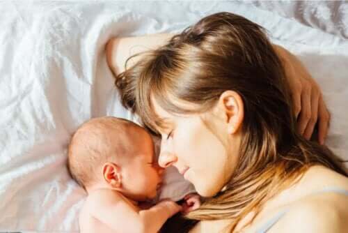 Ihokontakti äidin ja lapsen välillä syntymän jälkeen on erittäin tärkeää